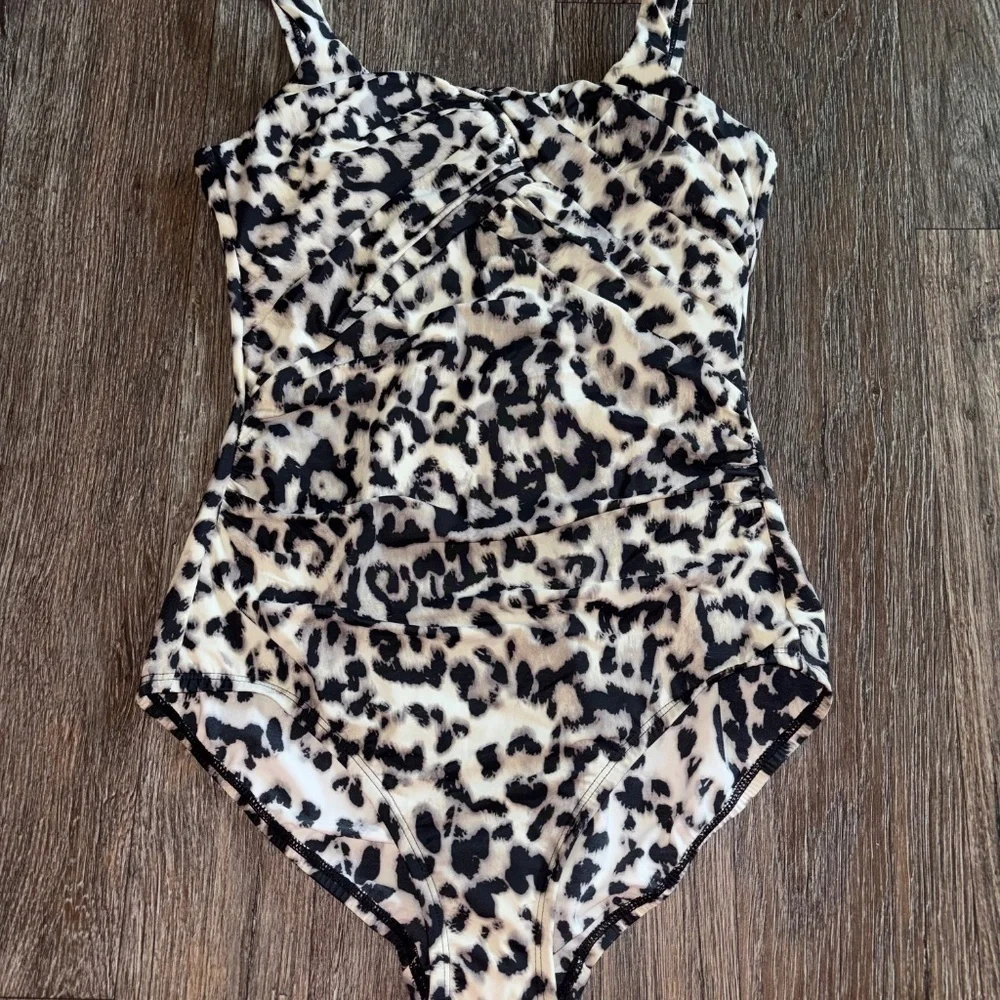 Lands End size 8 D animal print swimsuit